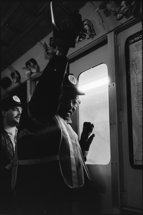 How the NYC subway retrives trash from stations